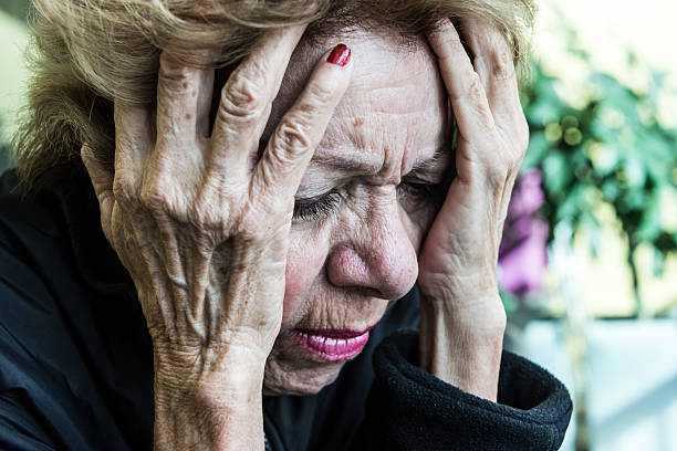 perdido - senior women defeat headache frustration - fotografias e filmes do acervo