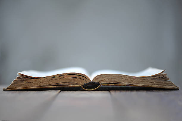 abrir libro sobre tabla. - open book teaching table fotografías e imágenes de stock