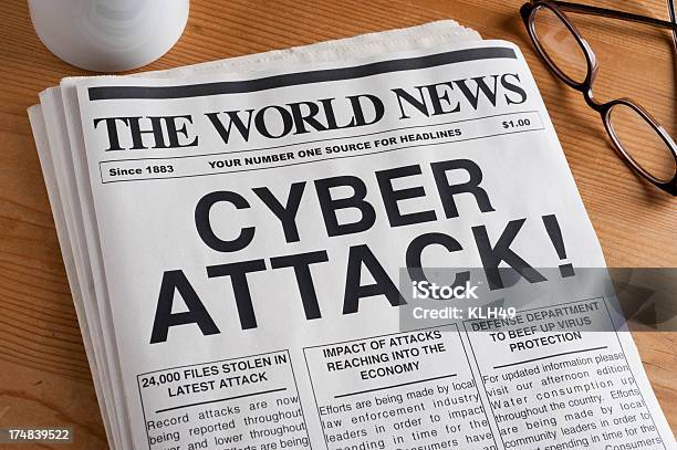 사이버 공격을 헤드라인 신문 헤드라인에 대한 스톡 사진 및 기타 이미지 - 신문 헤드라인, 컴퓨터 범죄, 신문