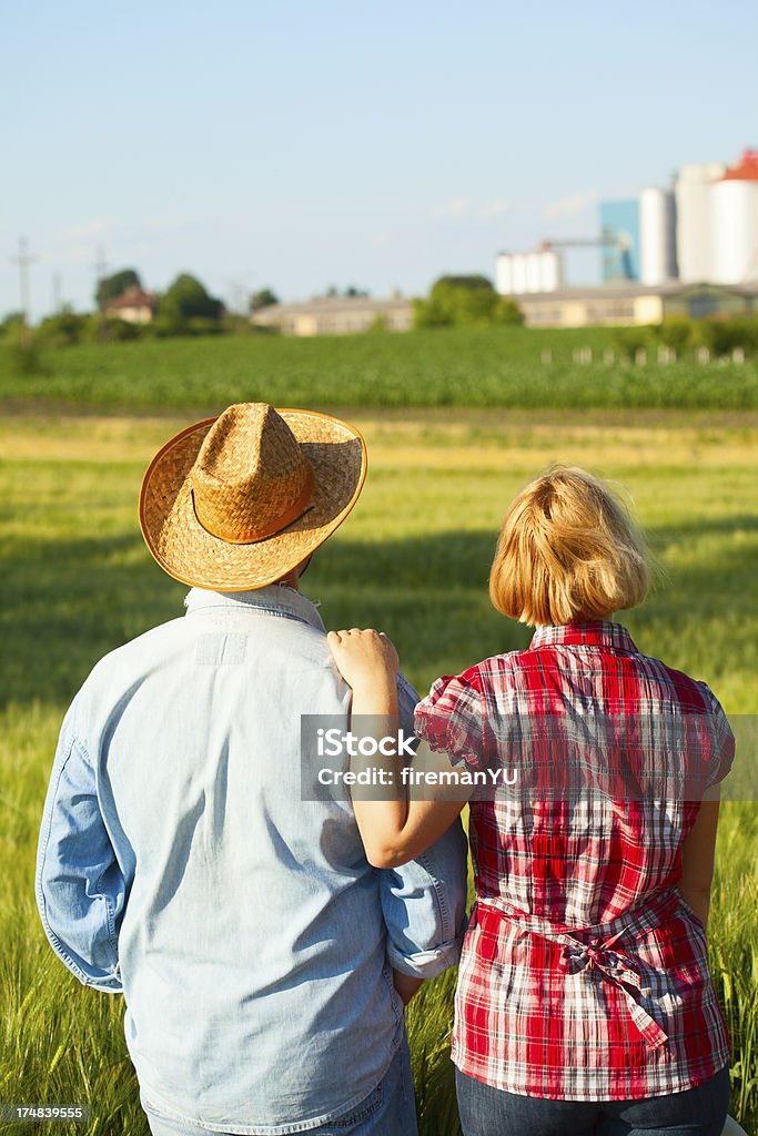 Пара смотреть на ферме - Стоковые фото Вертикальный роялти-фри