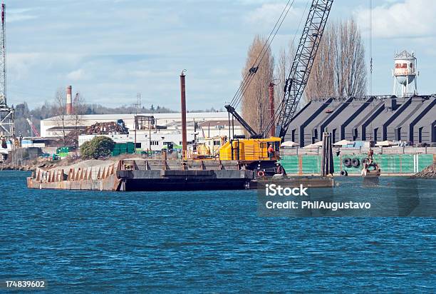 Crane Verter Grava Del Período Sobre Lecho Del Río Foto de stock y más banco de imágenes de Agua - Agua, Aire libre, Alcubilla