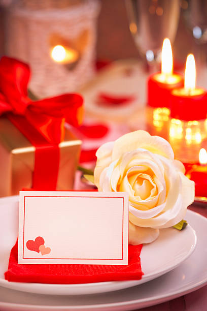 таблица набор для романтический пакет услуг «valentine's dinner - note rose image saturated color стоковые фото и изображения