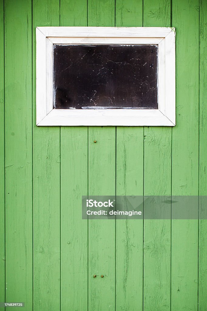 Finestra sul muro verde - Foto stock royalty-free di Colore brillante