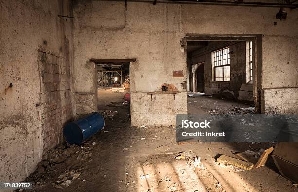 Foto de Antigo Edifício Industrial e mais fotos de stock de Abandonado - Abandonado, Antigo, Armazém