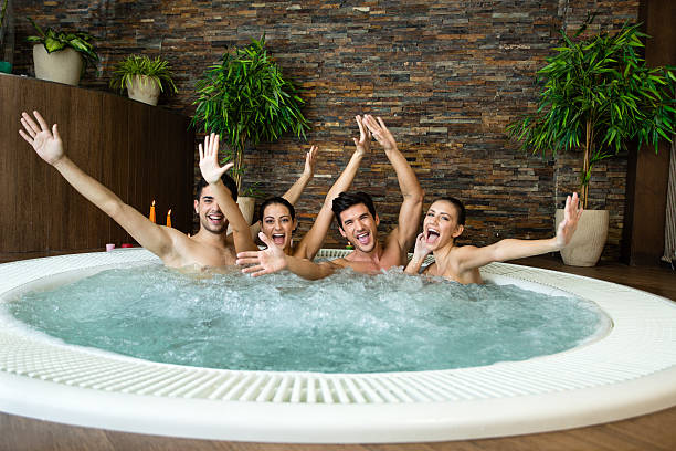 radosny znajomych w jacuzzi - couple hot tub spa treatment health spa zdjęcia i obrazy z banku zdjęć