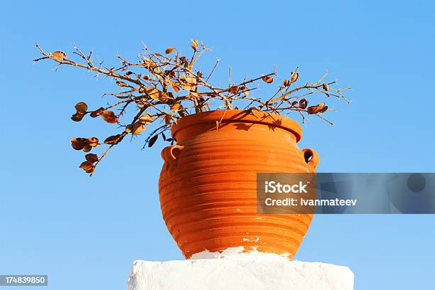 Pentola Con Divisione Santorini - Fotografie stock e altre immagini di Ambientazione esterna - Ambientazione esterna, Ambientazione tranquilla, Architettura