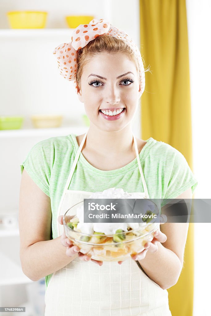 Молодая женщина с Фруктовый салат - Стоковые фото Бытовое оборудование роялти-фри