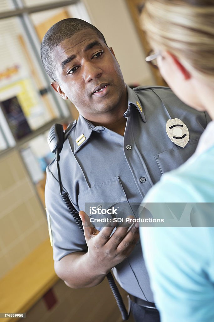 Policjant wyjaśniać coś do szkoły Nauczyciel - Zbiór zdjęć royalty-free (Policja)