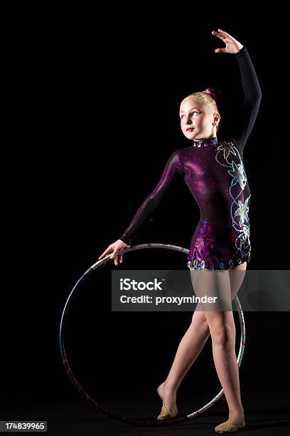 Gymnast Dziewczyna Z Hula Hoop Na Czarnym Tle - zdjęcia stockowe i więcej obrazów 10-11 lat - 10-11 lat, Akrobata, Cała postać