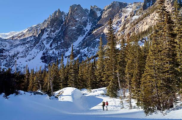 rocky mountains en hiver - cold lake frozen estes park photos et images de collection