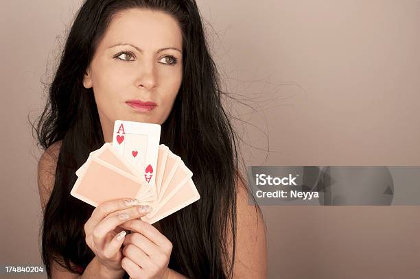 Donna Con Carte - Fotografie stock e altre immagini di Carte da gioco - Carte da gioco, Caucasico, Donne