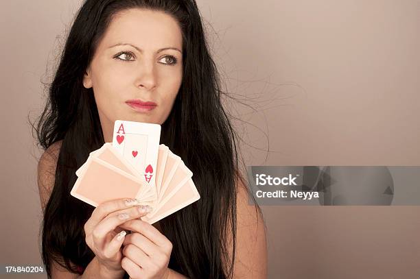 가진 여자 카드 백인종에 대한 스톡 사진 및 기타 이미지 - 백인종, 여자, 카드-여가활동 게임