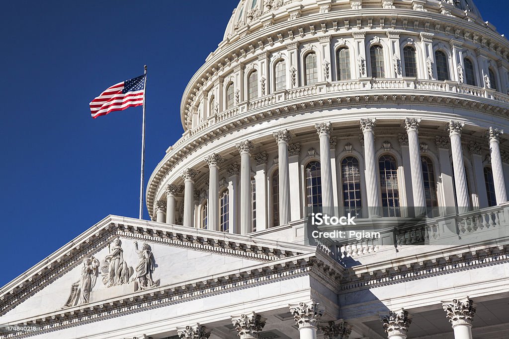 Capitol Building e la bandiera americana - Foto stock royalty-free di Legge