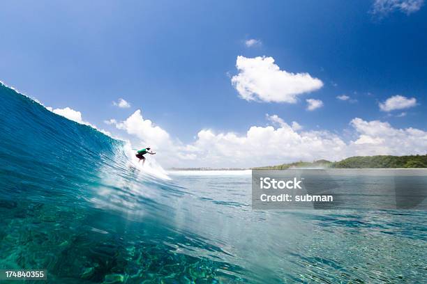 Surfer Surf Una Ola Foto de stock y más banco de imágenes de Maldivas - Maldivas, Surf, Actividades recreativas