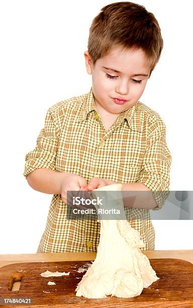 Mały Chłopiec Z Surowe Ciasto - zdjęcia stockowe i więcej obrazów Bułka - Bułka, Chłopcy, Dzieciństwo