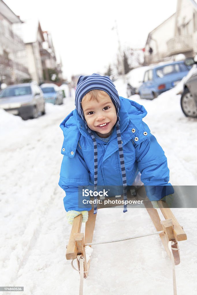 Enfant sur luge - Photo de 12-17 mois libre de droits