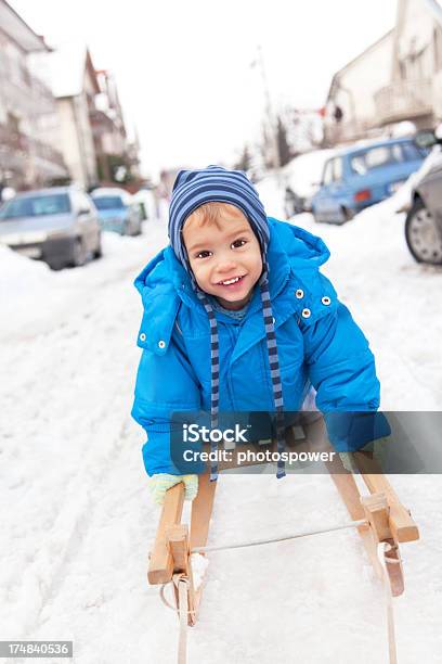 Photo libre de droit de Enfant Sur Luge banque d'images et plus d'images libres de droit de 12-17 mois - 12-17 mois, 18-23 Mois, Allongé sur le devant