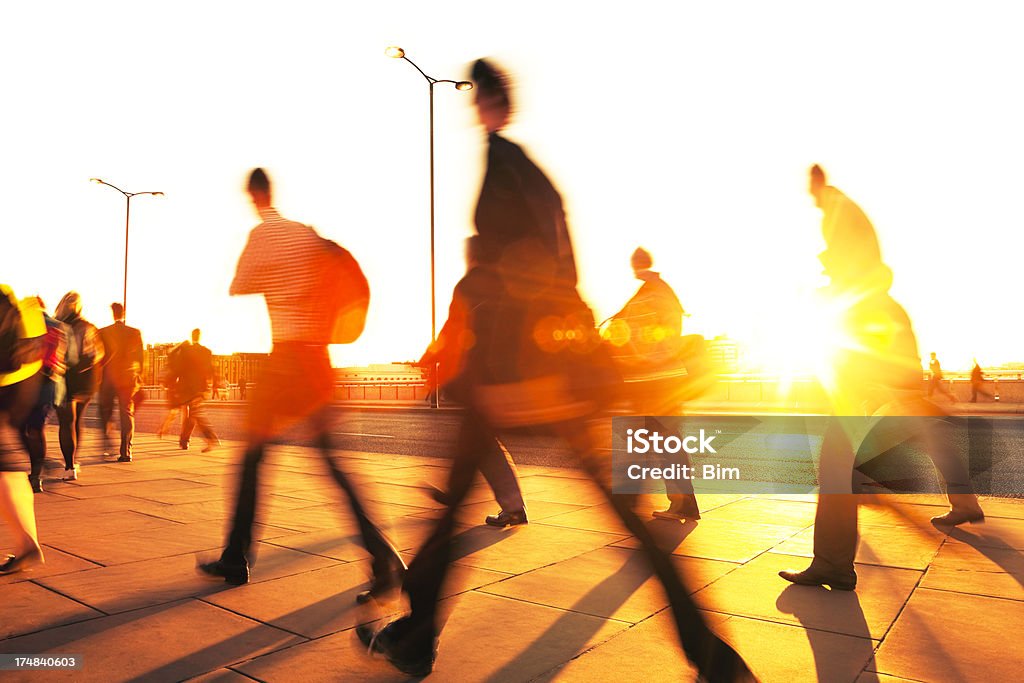 Gens d'affaires floue de traverser à la lumière du coucher du soleil, Londres, Angleterre - Photo de Affaires libre de droits