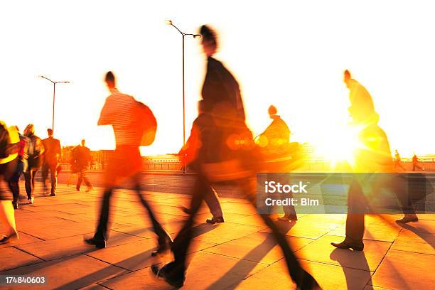 Photo libre de droit de Gens Daffaires Floue De Traverser À La Lumière Du Coucher Du Soleil Londres Angleterre banque d'images et plus d'images libres de droit de Affaires