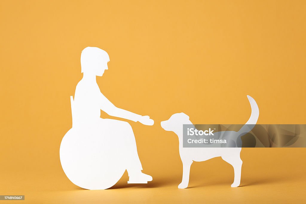 Ребенок в инвалидной коляске, взаимодействующего с собака: Бумага концепции - Стоковые фото Изолированны�й предмет роялти-фри