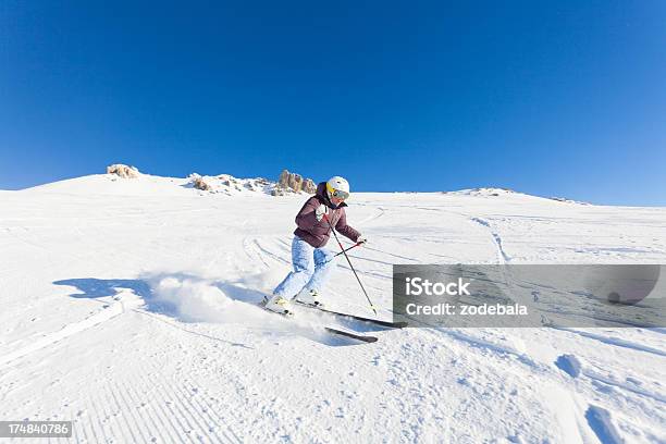 Photo libre de droit de Femme Skieur Sur Les Alpes banque d'images et plus d'images libres de droit de Activité - Activité, Activité de loisirs, Adulte
