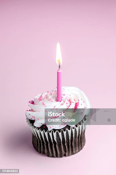 Celebrazione Cupcake Rosa Un Anno - Fotografie stock e altre immagini di Anniversario - Anniversario, Primo anniversario, Alimentazione non salutare