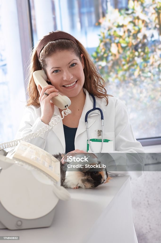 Joven veterinario en el teléfono - Foto de stock de Veterinario libre de derechos