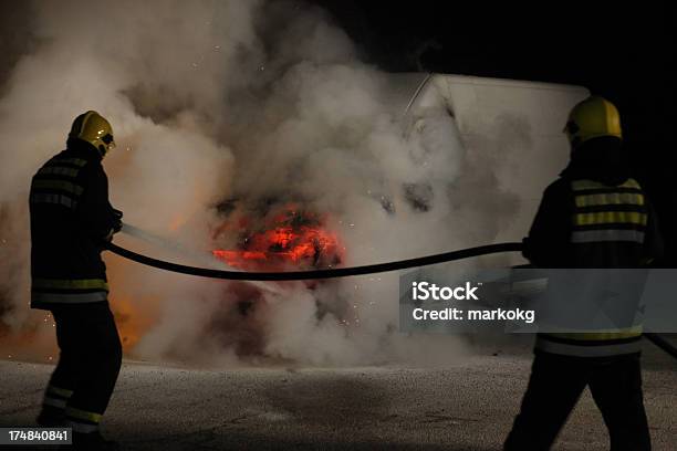 Feuerwehrleute Bei Der Arbeit Stockfoto und mehr Bilder von Feuerwache - Feuerwache, Nacht, Aktivitäten und Sport