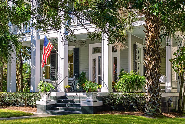 sul da casa com amplos e elegantes, front porch - southern mansion - fotografias e filmes do acervo