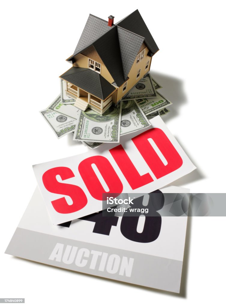 Asamblea se venden en la subasta con American 100 Dollar Bills - Foto de stock de Agente inmobiliario libre de derechos