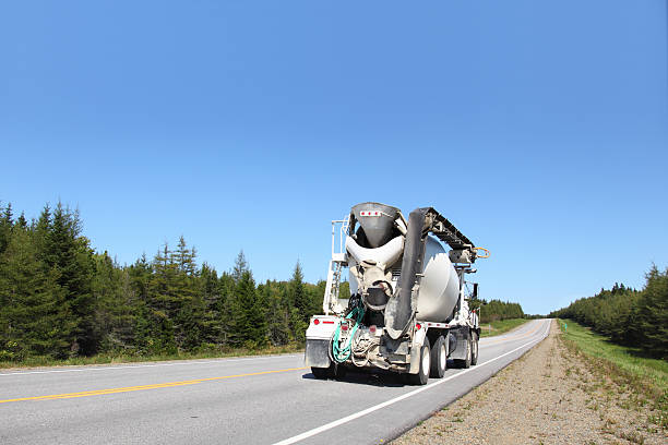 camião de cimento - truck motion road cement truck imagens e fotografias de stock