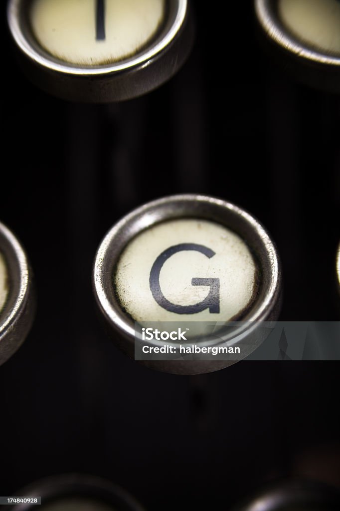 Vieja máquina de escribir-G clave - Foto de stock de Anticuado libre de derechos