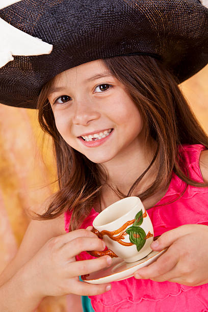 ragazza caucasica 7-8, grande sorriso giocano con cappello - tea party tea afternoon tea little girls foto e immagini stock