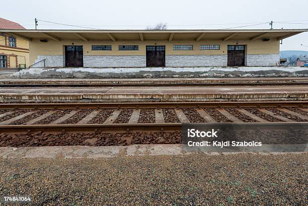 Photo libre de droit de Gare Ferroviaire De banque d'images et plus d'images libres de droit de Acier - Acier, Banc, Effet de perspective