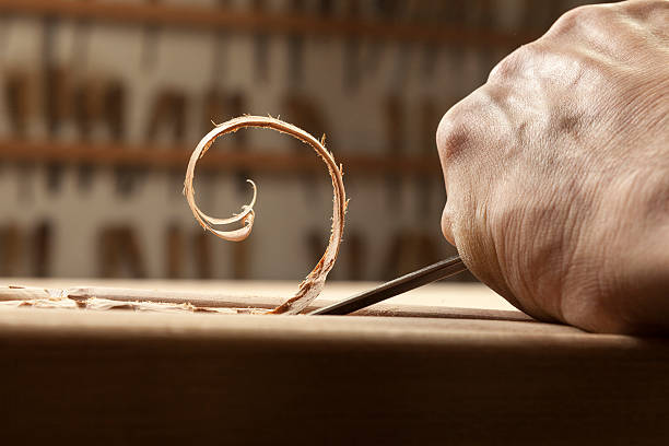 wood carving detalle - skilful hands fotografías e imágenes de stock