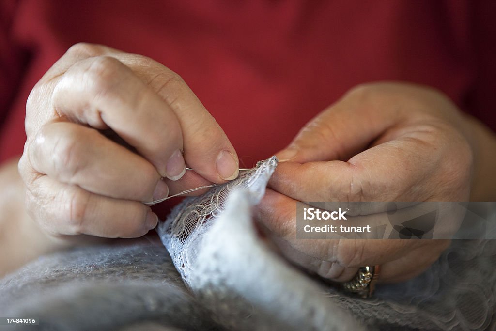 Old mujer costurero - Foto de stock de Adulto libre de derechos