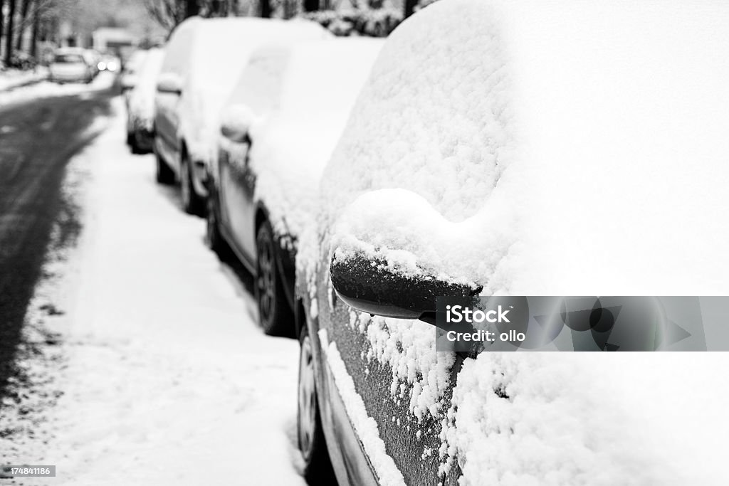 雪で覆われた車 - アウトフォーカスのロイヤリティフリーストックフォト