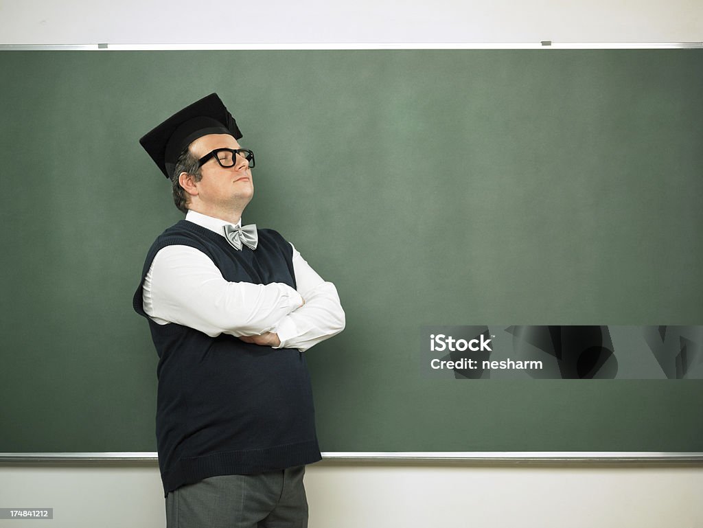 Uomo nerd con Braccia incrociate - Foto stock royalty-free di Lavagna