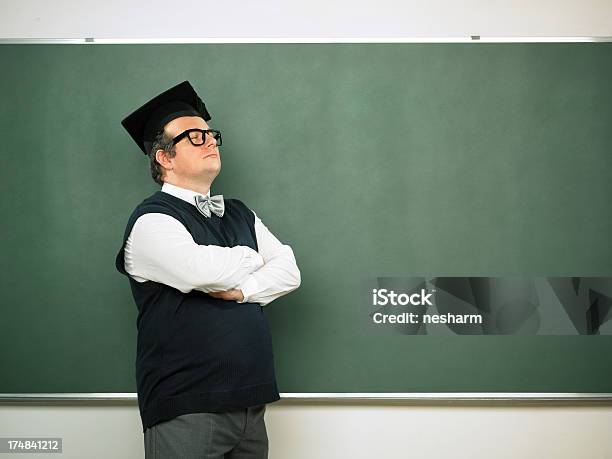 Uomo Nerd Con Braccia Incrociate - Fotografie stock e altre immagini di Lavagna - Lavagna, Solo uomini, Tocco accademico