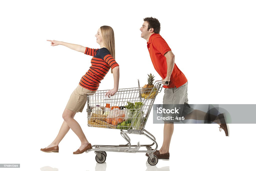 Coppia che si diverte in un supermercato - Foto stock royalty-free di Abbigliamento casual