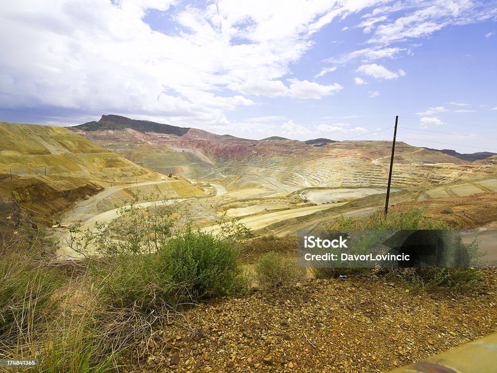 Обзор Открытая шахта mining против белый, небесно-голубой - Стоковые фото Mine Tailings роялти-фри