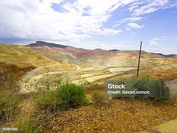 Обзор Открытая Шахта Mining Против Белый Небесноголубой — стоковые фотографии и другие картинки Mine Tailings