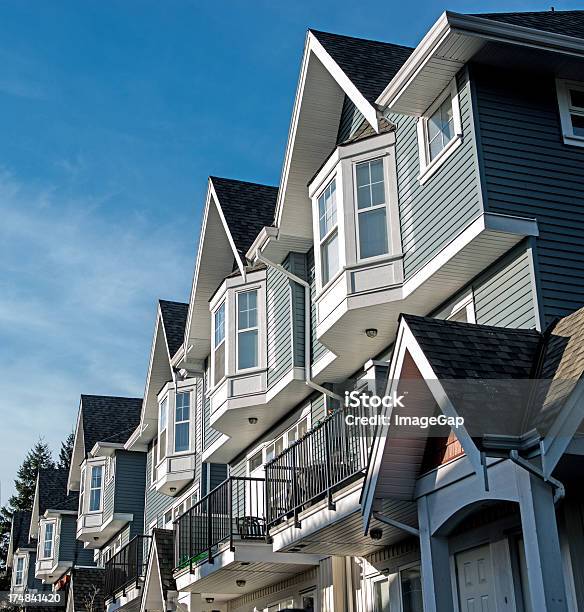 Foto de Suburban Cidade Abriga e mais fotos de stock de Armação de Madeira - Armação de Madeira, Azul, Casa