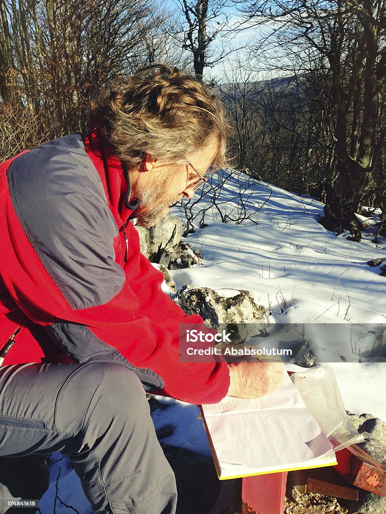 gentleman escrevendo no livro no topo do Monte Mrzovec. - Royalty-free Adulto Foto de stock