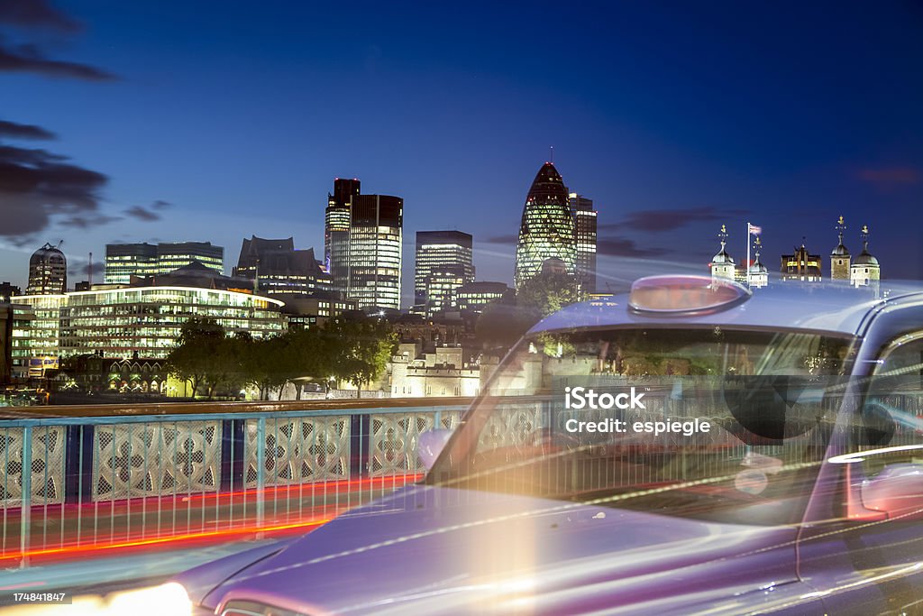 taxi londinesi al Tower Bridge - Foto stock royalty-free di Ambientazione esterna