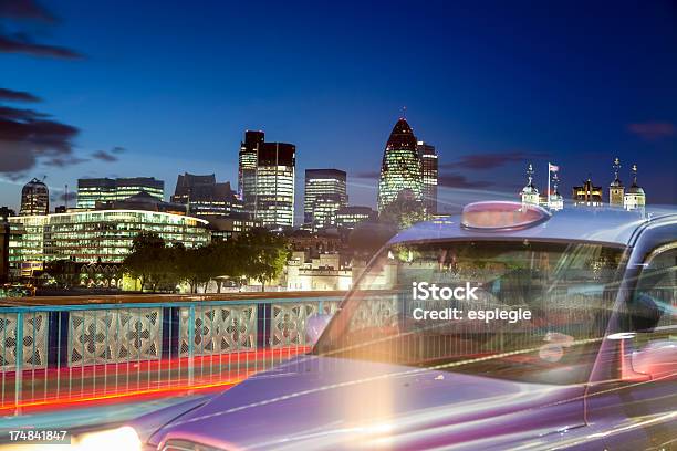 Taxi Londinesi Al Tower Bridge - Fotografie stock e altre immagini di Ambientazione esterna - Ambientazione esterna, Capitali internazionali, Città