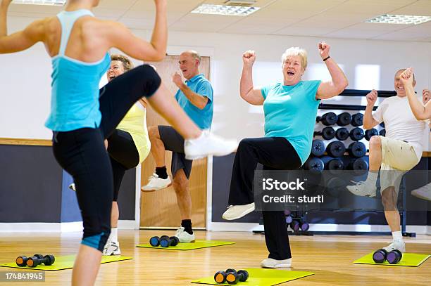 Fun Senioren Stepaerobic Stockfoto und mehr Bilder von Alter Erwachsener - Alter Erwachsener, Step Aerobics, Fitnesstraining