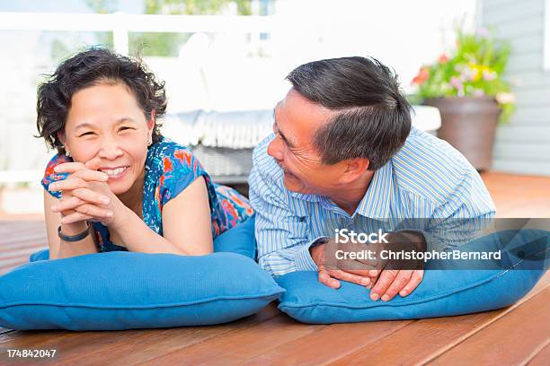 なアジアの年配のカップルのポートレート - 2人のストックフォトや画像を多数ご用意 - 2人, 55-59歳, 60-64歳