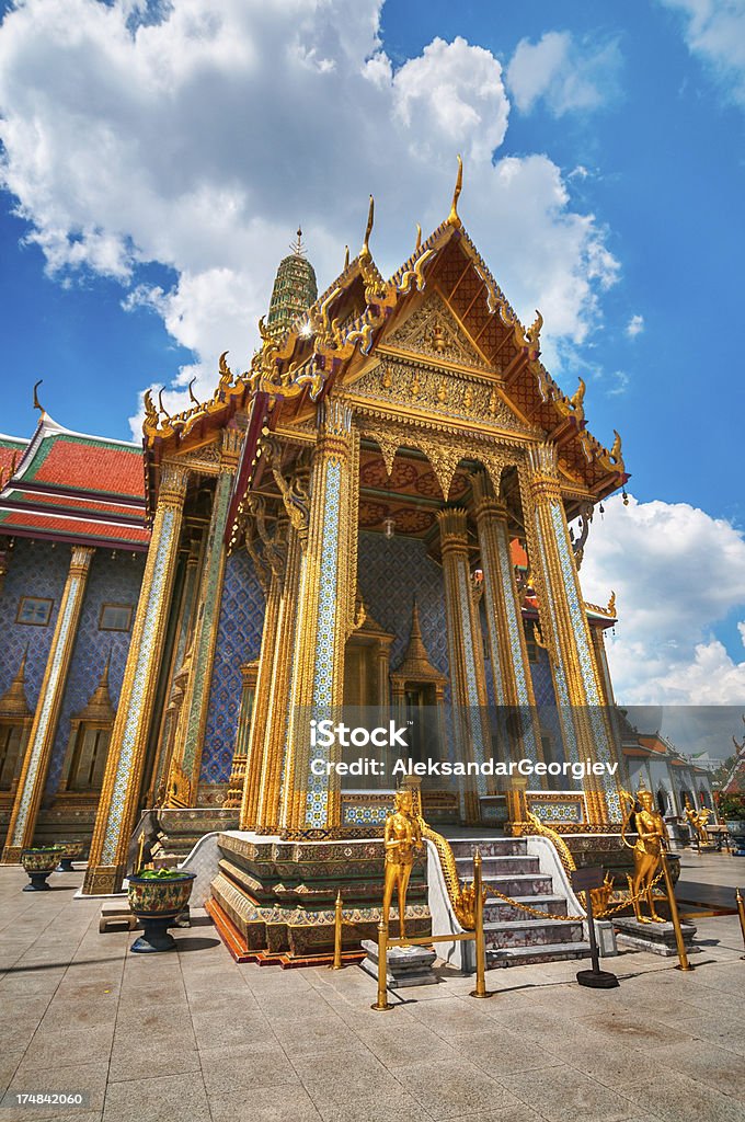 Prasat Phra Thep Bidon no Grand Palace, em Bangcoc, Tailândia - Foto de stock de Antigo royalty-free