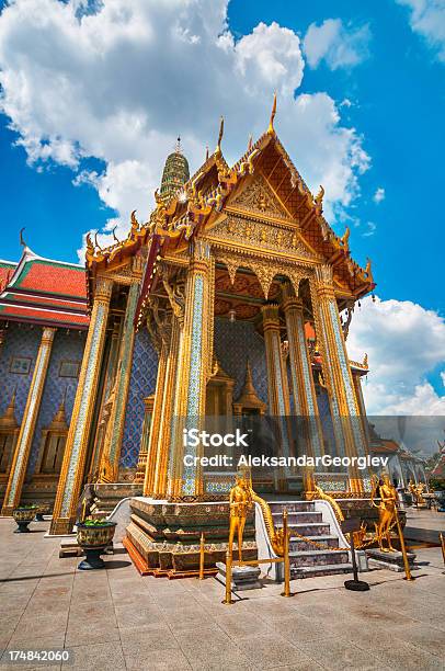 Foto de Prasat Phra Thep Bidon No Grand Palace Em Bangcoc Tailândia e mais fotos de stock de Antigo